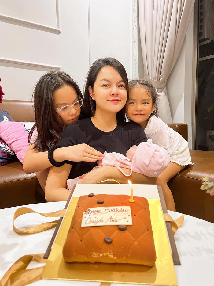 Quỳnh Anh đã có hai con gái với ông bầu Quang Huy, một bé 10 tuổi và một bé 5 tuổi trước khi sinh con gái Zoey.