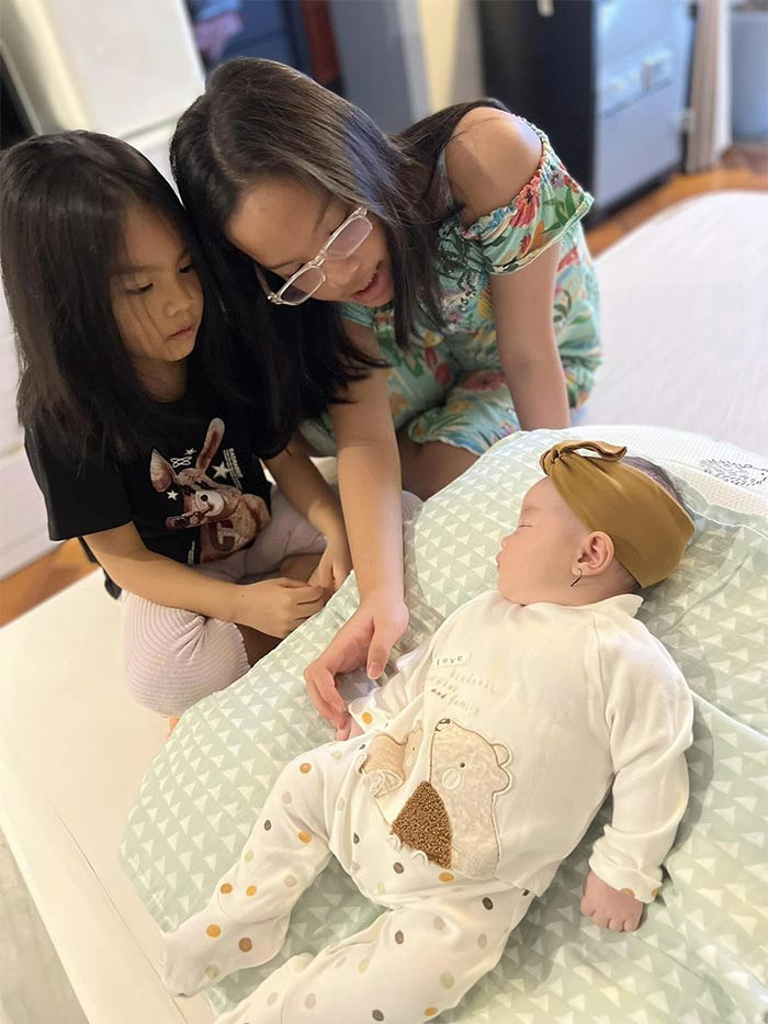 Hai chị gái rất quý em út Zoey.
