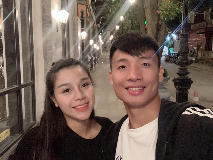 Cô gái Bắc Ninh từng du học nước ngoài, chuyên ngành quản trị khách sạn, nhà hàng. Ngoài kinh doanh khách sạn, du lịch cùng gia đình, Khánh Linh còn mở rộng hoạt động sang mảng bán thực phẩm sạch. Hơn 20 tuổi, Khánh Linh được đánh giá là người có tiềm lực kinh tế vững chắc, sở hữu nhà và xe sang. Theo chia sẻ với báo chí của Bùi Tiến Dũng, Khánh Linh đang mang thai ở tháng thứ 6 nên đám cưới của cặp đôi sẽ lùi lại vào năm sau.