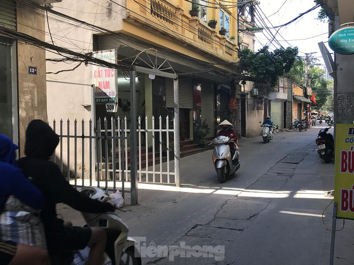 Một chiếc cổng hàn bằng sắt, nhô ra gần giữa đường Triều Khúc (xã Tân Triều, Thanh Trì, Hà Nội), ảnh hưởng rất lớn đến giao thông, đi lại của người dân. Theo ghi nhận của phóng viên, phần cổng sắt được hàn chặt xuống mặt đường, nhô ra khoảng 2 mét. Được biết, chiếc cổng này đã tồn tại thời gian rất dài. Ảnh: Trường Phong.