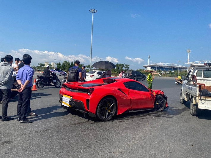 Xác định danh tính tài xế lái siêu xe Ferrari gây tai nạn: Rạng sáng 31/10, xe Ferrari 488 màu đỏ di chuyển trên đường Lê Quang Đạo hướng đi sân vận động Mỹ Đình. Tới đoạn trước cổng Liên đoàn Bóng đá Việt Nam, ôtô này xảy ra va chạm với xe máy do ông Lê Đinh Hới (SN 1964) điều khiển. Vụ tai nạn khiến người đàn ông đi xe máy tử vong tại chỗ, phương tiện bị gãy làm đôi. Qua biện pháp nghiệp vụ, tài xế xe Ferrari được xác định là H.B.V. (sinh năm 1997, trú tại phường Mỹ Đình 2, Nam Từ Liêm, Hà Nội).