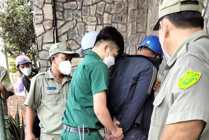 Kịp thời ngăn 1 thanh niên đổ xăng định đốt nhà trẻ: Chiều 31/10, Công an phường Tân Định (Bình Dương) vẫn đang tạm giữ Lê Công Q. (25 tuổi, ngụ TP. HCM) để làm rõ về vụ việc người này mang can xăng vào cơ sở mầm non đổ xăng định châm lửa đốt. Sáng cùng ngày, Q. đi xe máy đến trước cơ sở mầm non LA trên địa bàn phường Tân Định, sau đó lấy can xăng đổ vào các khu phòng học và cầm que diêm châm lửa đốt. Rất may, các cô giáo đã phát hiện kịp thời và ngăn chặn hành vi của Q.