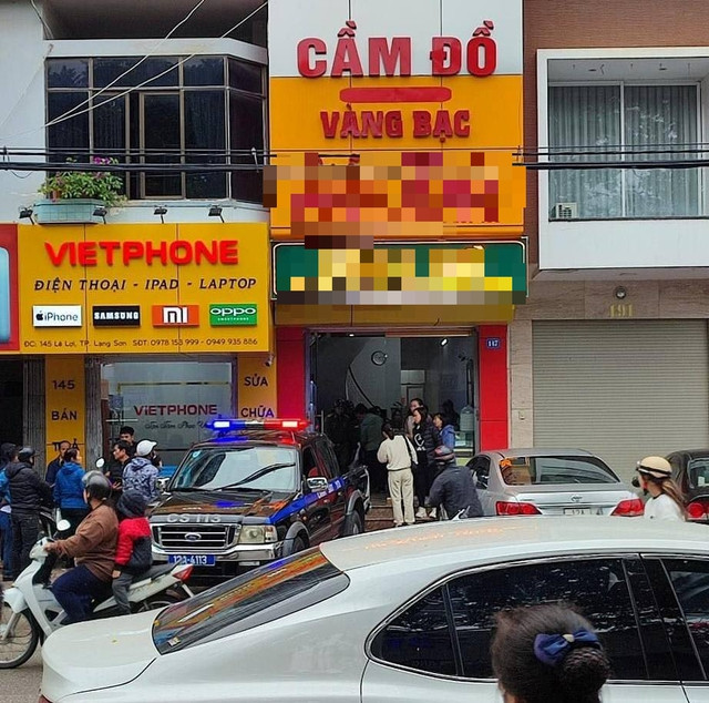 Bắt giữ đối tượng cướp tiệm vàng giữa trưa: Chiều 20/10, UBND phường Vĩnh Trại, TP Lạng Sơn xác nhận, trưa cùng ngày tại địa phương vừa xảy ra vụ cướp tiệm vàng. Theo thông tin ban đầu, vụ cướp xảy ra tại tiệm vàng trên đường Lê Lợi (phường Vĩnh Trại), với nghi phạm là một người đàn ông. Tại đây, nghi phạm đã dùng hung khí đe dọa nhân viên với mục đích cướp tài sản. Phát hiện sự việc, nhiều người dân đã xông vào khống chế nghi phạm và bàn giao cho công an.