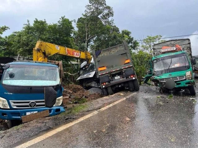 Tai nạn liên hoàn giữa 3 ô tô: Ngày 25/10, Công an tỉnh Quảng Trị cho biết trên tuyến đường đường Hồ Chí Minh nhánh Đông vừa xảy ra vụ tai nạn giao thông liên hoàn giữa 3 xe ô tô. Thông tin ban đầu, vụ tai nạn xảy ra vào chiều cùng ngày tại địa phận huyện Cam Lộ, Quảng Trị. Khi đó, xe ô tô do tài xế Trần Biên Hòa (SN 1994, Quảng Bình) điều khiển theo hướng thị trấn Bến Quan - Cam Lộ thì va chạm với xe cần cẩu do tài xế Trần Văn Sơn (SN 1996, Quảng Trị) và xe ô tô do tài xế Hồ Văn Quyền (SN 1979, Quảng Trị) điều khiển . Cú va chạm mạnh khiến cả 3 ô tô bị hư hỏng, tài xế Trần Biên Hòa bị thương.