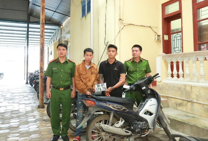 Tháo biển số xe máy đi cướp tài sản: Chiều 25/10, Công an huyện Hương Sơn cho biết vừa ra quyết định khởi tố và bắt tạm giam Trần Văn Hoàng (SN 1996) và Nguyễn Văn Dũng (SN 2000, cùng trú huyện Hương Sơn) về tội “Cướp giật tài sản”. Theo đó, Dũng và Hoàng nhận thấy lúc tối trời các đoạn đường tại huyện miền núi Hương Sơn ít người qua lại nên đã nảy sinh ý định cướp giật. 2 đối tượng đã tháo biển số xe, chạy trên các đoạn đường này tìm những "con mồi". Hai đối tượng đã thực hiện thành công 3 vụ cướp giật trên địa bàn.