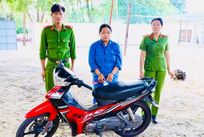 Cô gái 19 tuổi dí dao cướp xe ôm: Ngày 25/10, Công an tỉnh Tây Ninh cho biết vừa bắt tạm giam Nguyễn Thị Bích Tuyền (19 tuổi, ngụ xã Tân Thành, huyện Tân Châu, Tây Ninh) để điều tra hành vi cướp tài sản. Cụ thể, ngày 2/10, Tuyền đến gặp ông T. làm nghề chạy xe ôm nhờ chở đi công việc. Khi đến đoạn đường vắng, Tuyền dí dao khống chế ông T. rồi cướp xe máy và dây chuyền 5 chỉ vàng 18K. Tuyền sau đó đã bị công an bắt giữ.