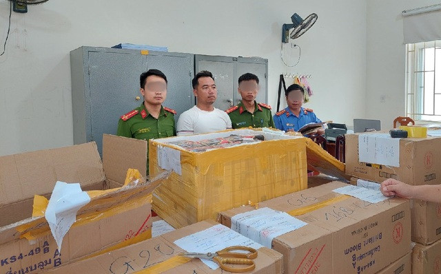Bắt đối tượng buôn bán hơn nửa tấn pháo: Ngày 25/10, Công an huyện Yên Thành (Nghệ An) cho biết vừa bắt giữ đối tượng Trương Thanh Quý (SN 1990, trú tại huyện Ngọc Hồi, tỉnh Kon Tum) để làm rõ hành vi mua bán hàng cấm. Trước đó, Công an huyện Yên Thành đã xác định Quý là đối tượng chuyên mua pháo nổ từ nước ngoài về địa phương, sau đó vận chuyển ra các tỉnh miền Bắc để tiêu thụ. Tại kho chứa hàng của Quý, Ban chuyên án đã thu giữ 551,8kg pháo nổ các loại.