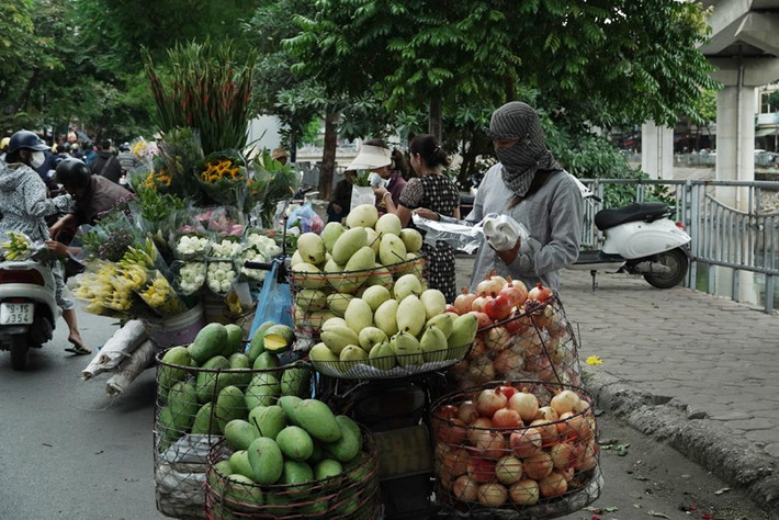 Đi chợ sớm, những người bán hàng rong, rau, hoa quả là những người cảm nhận cái rét đầu mùa sớm nhất.