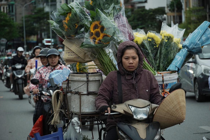 Từ hôm nay, ở Bắc Bộ và Bắc Trung Bộ trời trở lạnh, vùng núi Bắc Bộ trời trở rét. Trong đợt không khí lạnh này nhiệt độ thấp nhất về đêm và sáng ở vùng núi Bắc Bộ phổ biến từ 16-18 độ; khu vực trung du, vùng đồng bằng Bắc Bộ và Bắc Trung Bộ từ 18-21 độ. Đón đợt đợt lạnh đầu tiên người dân Thủ đô ra đường với đầy đủ khăn, mũ, áo rét. Phóng viên Khoa học & Đời sống đã ghi nhận một vài hình ảnh về người dân Hà Nội đón gió lạnh đầu mùa.