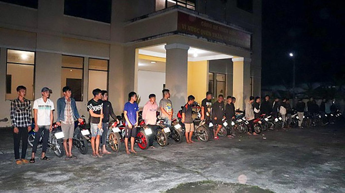 Vây bắt 27 thanh thiếu niên chạy xe gây rối: Ngày 26/10, Công an tỉnh Sóc Trăng cho biết vừa bắt giữ một nhóm thanh thiếu niên tụ tập gây rối, làm mất trật tự an toàn giao thông. Cụ thể, tối 25/10, công an đã vây bắt 27 thanh thiếu niên cùng 27 chiếc xe mô tô (đã được độ) đang tụ tập trái phép trên Quốc lộ 1A (đoạn thuộc xã An Hiệp, huyện Châu Thành). Ngoài ra, nhóm này còn vi phạm các lỗi, gồm: sử dụng rượu bia trước khi lái xe, lạng lách trong đô thị, che biển số, lái xe có dung tích xi lanh lớn hơn 50cm3 khi chưa đủ tuổi,...