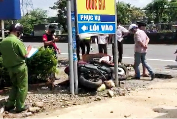 Tông biển quảng cáo, người đàn ông tử vong: Trưa 26/10, một người đàn lái xe máy mang biển số 61G1-592.66 trên quốc lộ 1, hướng TP.HCM về miền Tây. Khi đến đoạn qua nghĩa trang Cai Lậy, phường 2, thị xã Cai Lậy (Tiền Giang), người đàn ông bất ngờ mất lái, tông vào biển quảng cáo ven đường. Cú va chạm khiến nạn nhân tử vong tại chỗ, xe máy hư hỏng. Danh tính nạn nhân được xác định là ông Đặng Minh Tâm (57 tuổi, quê Bình Dương).