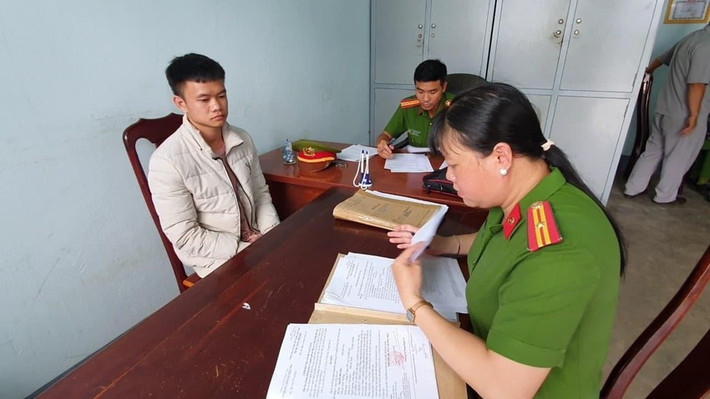 Từ lời thách thức trên Facebook thành tội giết người: Ngày 10/10, cơ quan Cảnh sát điều tra Công an tỉnh Đắk Lắk, cho biết vừa ra quyết định khởi tố bị can, lệnh bắt tạm giam Nguyễn Đức Duy (25 tuổi, ngụ xã Hòa Thắng, TP Buôn Ma Thuột, Đắk Lắk) để điều tra về tội giết người. Theo điều tra, Duy quen biết và thường xuyên xảy ra mâu thuẫn với anh Ngô Văn Minh Tú (32 tuổi, ngụ TP Tân An, Long An) trên Facebook. Ngày 8/5, biết anh Tú đến TP Buôn Ma Thuột chơi cùng bạn nên Duy nhắn tin thách thức đánh nhau. Sau đó, hai bên đã cầm hung khí lao vào hỗn chiến. Lúc này, Duy đã đâm một nhát trúng vào bụng anh Nguyễn Phương Nam (23 tuổi, ngụ thị trấn Ea Tling, huyện Cư Jút, Đắk Nông) trong nhóm của anh Tú. Rất may, anh Nam được bạn đưa đến bệnh viện cấp cứu kịp thời nên không ảnh hưởng đến tính mạng.