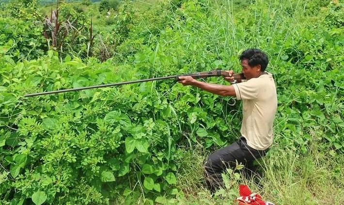 Nổ súng bắn gà rừng, đạn trúng người đi đặt bẫy tử vong: Ngày 10/10, Cơ quan CSĐT – Công an tỉnh Gia Lai vẫn đang điều tra vụ việc anh T.A.H. (28 tuổi, thôn Thắng Lợi, xã Phú Cần, huyện Krông Pa) bị bắn tử vong trong lúc bẫy gà. Theo thông tin ban đầu, ngày 9/10, anh H. đến khu vực rừng ở xã Ia Mlah (huyện Krông Pa) để đặt bẫy gà. Sau khi đặt bẫy, anh H. núp vào lùm cây. Cùng thời điểm này, ông Ksor Nô (59 tuổi, xã Phú Cần, huyện Krông Pa) cũng vào khu vực rừng trên để săn thú. Khi thấy con “gà mồi” của anh H. ông Ksor Nô đã nổ súng. Không may, viên đạn găm trúng đầu anh H. Sau khi phát hiện, ông Ksor Nô đã đưa nạn nhân đi cấp cứu, tuy nhiên anh H. không qua khỏi.