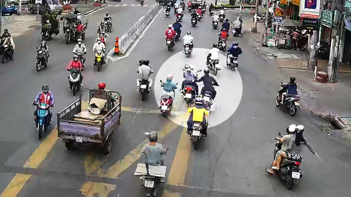 Một phụ nữ đi trả nợ bị giật túi xách chứa tài sản hơn 500 triệu đồng: Theo điều tra, ngày 26/5, bà M.T.H. (ngụ TP.HCM) được chồng chở trên xe máy chạy trên đường Âu Cơ theo hướng từ quận Tân Phú đi quận 11. Khi gần đến giao lộ với đường Trịnh Đình Trọng thì có một thanh niên ngồi trên xe máy bám theo, sau đó áp sát rồi cướp giật túi xách của bà H. Nạn nhân xuống xe, chạy bộ đuổi theo nhưng bất thành. Sự việc được trình báo công an sau đó. Theo trình báo, trong túi xách có 460 triệu đồng tiền mặt; một điện thoại Samsung Galaxy S21 màu xám; 1,5 lượng vàng 18K; 5 tờ tiền mệnh giá 100 Euro. Bà H cho hay vợ chồng bà đang trên đường đi trả nợ. Qua hình ảnh trích xuất, công an nghi ngờ người này có thêm hai đồng phạm khác cùng di chuyển theo.