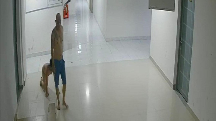 Bắt giam người bố hành hạ dã man con trai 10 tuổi: Ngày 21/10, Công an TP. Đà Lạt, Lâm Đồng cho biết đang tạm giữ hình sự Nguyễn Thành Luân (37 tuổi, ngụ phường 8, TP Đà Lạt) để điều tra về hành vi hành hạ người khác. Người bị Luân hành hạ là cháu N.A.H (10 tuổi), con trai của Luân. Theo đó, tối 19/10, Luân đi nhậu về thì nghe vợ kể chuyện con trai lấy trộm tiền. Nghe xong, Luân lôi cháu H ra đánh đập, bắt cháu H cởi hết quần áo rồi bò từ căn hộ xuống tầng trệt của chung cư trong thời tiết lạnh.