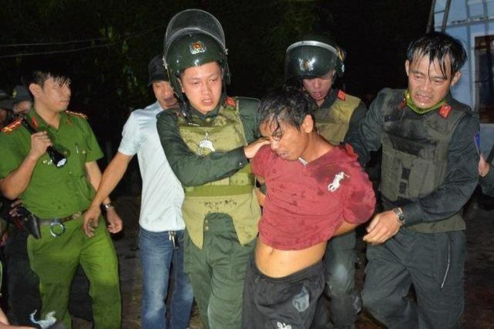 Dùng búa hành hung khiến cháu tử vong, ông bị thương: Sáng 21/10, Công an tỉnh Quảng Nam cho biết đã di lý nghi phạm Trần Văn Sanh (40 tuổi, ngụ thị trấn Đông Phú) về công an tỉnh, giao Phòng Cảnh sát hình sự điều tra, xử lý. Trước đó, chiều 20/10, Sanh dùng búa tấn công em C.T.M. (5 tuổi) và ông C.V.X. (72 tuổi, là ông nội của cháu M) làm cháu bé tử vong, ông X trọng thương. Thời điểm xảy ra vụ án, ông X. đang đón cháu M. đi học về nhà. Được biết, nghi phạm có dấu hiệu thần kinh không bình thường.