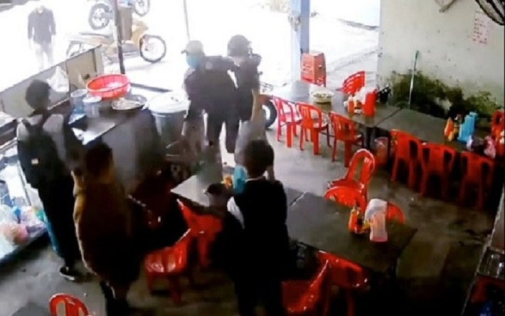 Nhóm thanh niên cầm hung khí đánh bị thương 2 học sinh: Chiều 28/10, Công an huyện Thăng Bình, tỉnh Quảng Nam cho biết đơn vị đang vào cuộc điều tra nguyên nhân vụ xô xát xảy ra trước Trường THPT Nguyễn Thái Bình, xã Bình Đào. Trưa cùng ngày, nhóm thanh niên mang theo gậy sắt xông vào quán nước ven đường trước trường học. Nhóm này dùng gậy sắt đánh liên tiếp vào đầu 2 nam sinh đang ngồi uống nước trong quán. Chưa dừng lại, một thanh niên còn lấy chai thủy tinh đánh vào vùng đầu của nam sinh. Hậu quả, một nam sinh bị thương nặng phải đi cấp cứu.