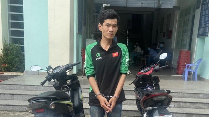 Tạo hiện trường giả sau khi trộm tài sản của nhóm bạn: Ngày 3/10, Công an phường Tân Đông Hiệp (TP Dĩ An, tỉnh Bình Dương) cho biết đã bàn giao Trần Ngọc Thanh (29 tuổi, quê ở Ninh Thuận) cho Công an TP Dĩ An tiếp tục điều tra xử lý về hành vi trộm cắp tài sản. Theo cơ quan công an, Thanh rủ ba người bạn về phòng trọ (phường Tân Đông Hiệp, TP Dĩ An) để nhậu. Sau khi nhậu, cả nhóm ngủ say. Lúc này, Thanh tỉnh dậy lấy xe máy, ví tiền, điện thoại của nhóm bạn đưa đi cất giấu. Để tránh bị nghi ngờ, Thanh giấu luôn cả tài sản của mình, sau đó trở về phòng trọ ngủ tiếp. Đến khi mọi người tỉnh dậy, phát hiện tài sản bị mất nên nghi ngờ bị trộm đột nhập và cùng nhau trình báo công an. Khi cơ quan công an mời cả bốn người lên làm việc thì thấy Thanh có biểu hiện nghi vấn, nên đấu tranh khai thác. Thanh thừa nhận hành vi và chỉ chỗ giấu xe.