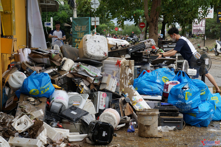 Cho người dân trú nhờ tránh lũ, mất 130 điện thoại: Ngày 18/10, Công an TP Đà Nẵng hiện đang điều tra vụ mất trộm 130 điện thoại tại 1 siêu thị. Đêm 14/10, do mưa ngập, chị N.T.T. (28 tuổi, trú quận Ngũ Hành Sơn), quản lý tại 1 siêu thị điện máy đã cho 9 người (không rõ danh tính) vào trú nhờ. Rạng sáng hôm sau, khi chị T. xuống kiểm tra thì thấy cửa kính siêu thị đã bị phá vỡ, 9 người trú nhờ cùng 130 chiếc điện thoại của siêu thị cũng biến mất theo.