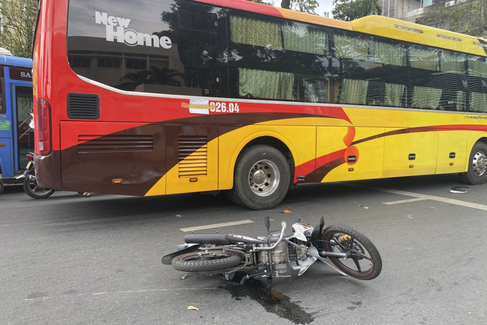 Nam sinh cấp 3 bị xe khách cuốn vào gầm: Trưa 18/10, xe khách mang biển số 50F-026.04 chạy trên đường Điện Biên Phủ (Quận 3, TP.HCM), tới giao lộ Trần Quốc Thảo thì xảy ra va chạm với xe máy mang biển số 59FA-033.39 do một nam sinh cầm lái. Cú va chạm khiến cho nam sinh trên bị cuốn vào gầm và thương tích nặng.