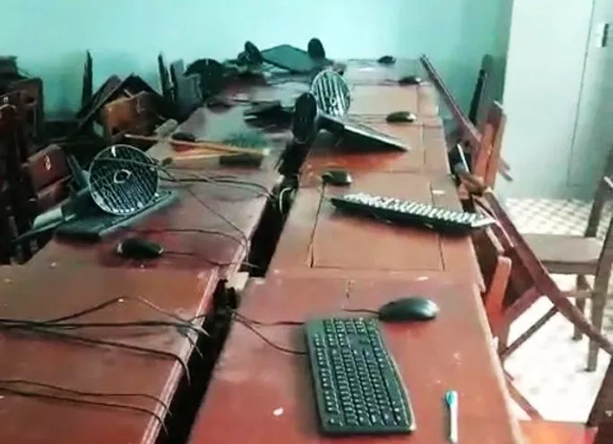 Nhóm học sinh đột nhập vào trường đập phá, gây thiệt hại hàng trăm triệu: Chiều 29/10, UBND phường Điện Nam Bắc (Quảng Nam) cho biết cơ quan chức năng đang điều tra việc một nhóm học sinh đột nhập vào trường học đập phá nhiều tài sản. Trước đó, tối 28/10, một nhóm thiếu niên lén lút đột nhập vào Trường Tiểu học Phan Ngọc Nhân (phường Điện Nam Bắc), cạy phá cửa các lớp học và phòng chức năng rồi đập phá nhiều tài sản. Ước tính thiệt hại ban đầu lên đến hàng trăm triệu đồng.