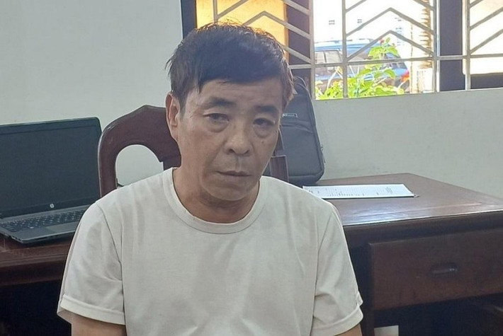 Thay đổi họ tên cả gia đình rồi trốn truy nã suốt 30 năm: Công an tỉnh Phú Thọ vừa bắt giữ bị can Đỗ Văn Thạch (56 tuổi, trú trên địa bàn), là đối tượng trốn truy nã suốt 30 năm. Trước đó, đối tượng này đã bị khởi tố về tội phá hủy công trình, phương tiện quan trọng về An ninh Quốc gia và đã bỏ trốn khỏi địa phương. Để lẩn trốn, Đỗ Văn Thạch thay đổi ngày/tháng/năm sinh, đổi tên thành Nguyễn Văn Thạch. Bị can còn đổi cả tên của vợ con, cắt đứt liên lạc với gia đình, gây khó khăn cho công tác xác minh, truy vết.