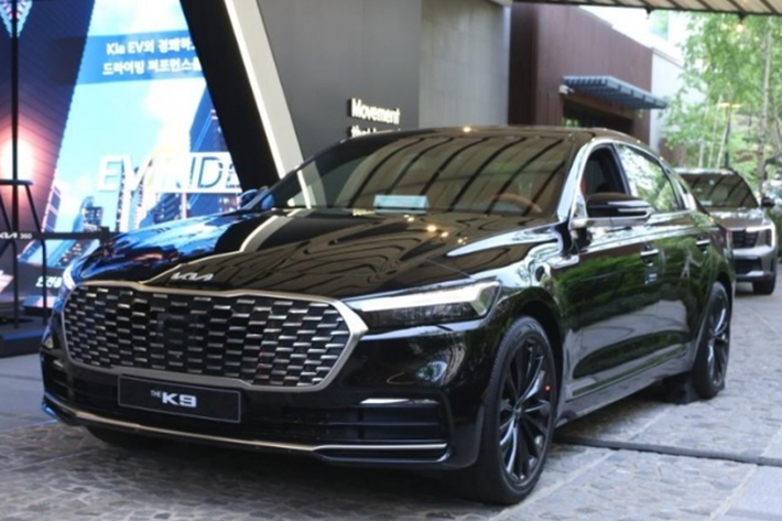 Xe được định vị ở phân khúc cao cấp và có kích cỡ tương đương với Mercedes-Benz S-Class, BMW 7-Series hay Audi A8L. Về thiết kế, Kia K9 2024 mới sở hữu lưới tản nhiệt được tinh chỉnh với viền mạ crôm mỏng hơn và có họa tiết nằm ngang thay vì kiểu mũi hổ đặc trưng như bản tiền nhiệm.