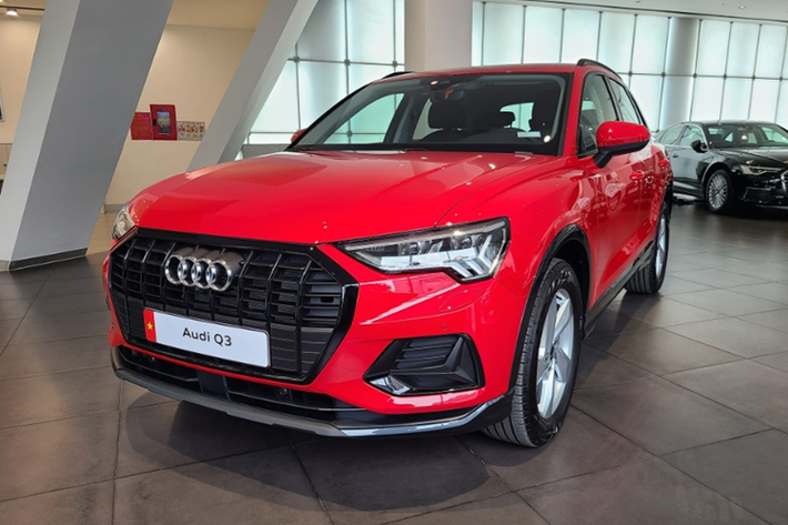 Mức giá xe Audi Q3 Black Edition 2024 công bố tương đương khoảng 1,8 tỷ đồng, được nhập khẩu trực tiếp từ Hungary. Được biết, đây chính là bản Advanced 35 TFSI nhưng sở hữu gói ngoại thất đen thể thao.