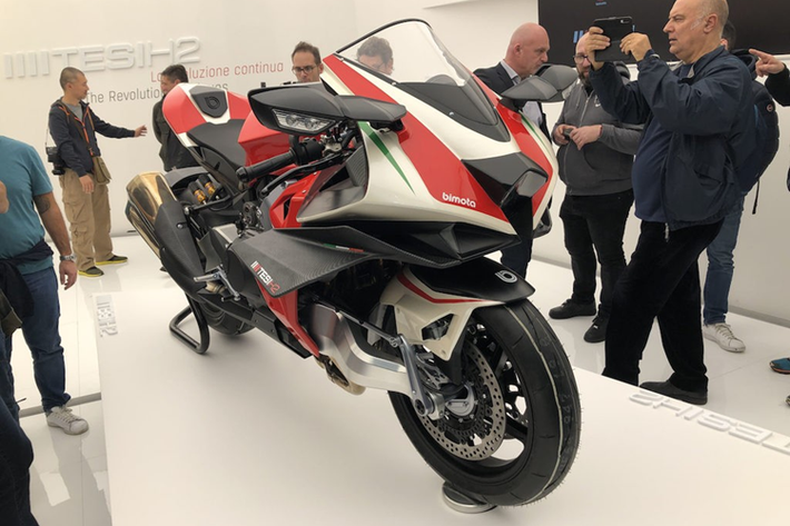 Bimota Tesi H2 là sản phẩm kết hợp giữa Bimota và Kawasaki. Xe gây chú ý với kiểu dáng lạ mắt, đặc biệt là hệ thống treo trước dạng gắp giống phía sau đi kèm công nghệ đánh lái trục trung tâm (hub-center). Ưu điểm của hệ thống treo này là tăng thêm độ ổn định, đặc biệt là khi phanh trong cua.