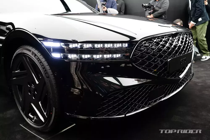 G90 là mẫu xe đầu tiên của Genesis có phiên bản Black. Phần lớn các chi tiết ngoại thất của mẫu xe này đều được sơn màu tối như lưới tản nhiệt, lưới trên cản trước, logo của thương hiệu Genesis, vành la-zăng, cùm phanh và đầu ống xả.