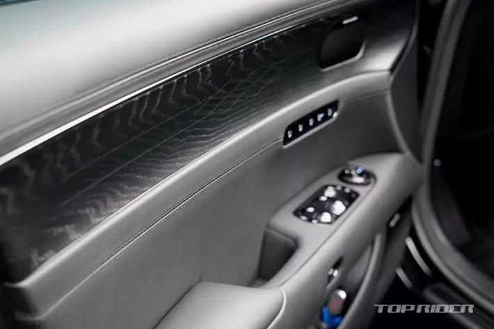 Nội thất của Genesis G90 Black 2024 được trang bị 5 chỗ ngồi tiêu chuẩn. Nếu muốn sở hữu xe 4 chỗ ngồi, khách hàng Hàn Quốc cần chi thêm tiền cho gói VIP. Đáng tiếc là động cơ của dòng Genesis G90 2024 nói chung và phiên bản Black nói riêng không có gì mới.