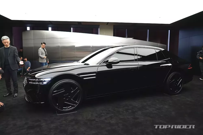 Đặc biệt, mẫu xe sedan hạng sang Genesis G90 2024 còn có thêm phiên bản Black mới với ngoại hình ấn tượng. Black được định vị như phiên bản cao cấp của dòng xe sang Genesis G90. Đúng như tên gọi, mẫu xe này được áp dụng tông màu tối từ ngoài vào trong nhằm tối đa hóa cảm giác sang trọng.