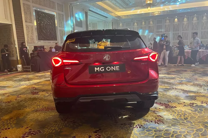 Màn hình bên phải có kích thước 12,3 inch là của hệ thống thông tin giải trí, hỗ trợ kết nối Apple CarPlay và Android Auto. Ngoài ra, mẫu xe Trung Quốc này còn có ghế bọc giả da, ghế chỉnh điện, cần số điện tử, nút bấm khởi động máy, sạc điện thoại không dây, phanh tay điện tử và cửa sổ trời toàn cảnh Panorama.