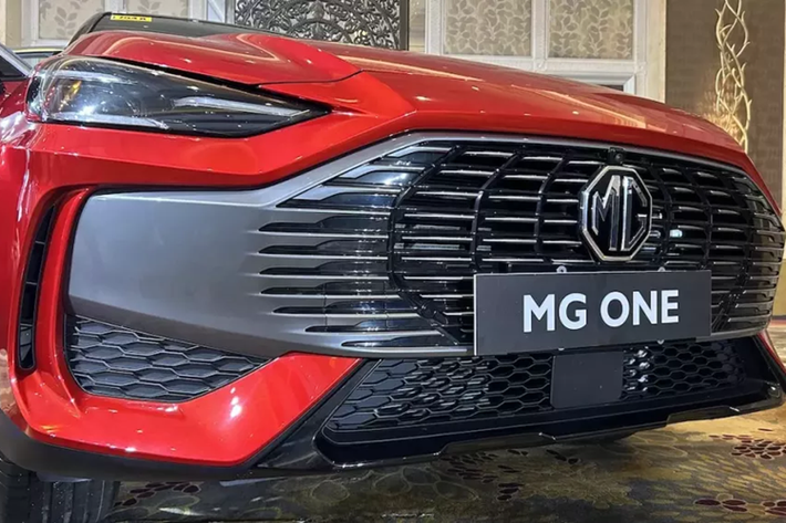 Tuy có giá cao hơn nhưng mẫu xe SUV MG One 2024 lại sở hữu kích thước nhỏ hơn HS. Cụ thể, xe có kích thước dài x rộng x cao lần lượt là 4.579 x 1,866 x 1.601 mm và chiều dài cơ sở 2.670 mm. So với MG HS, mẫu SUV cỡ C này có chiều dài cơ sở kém 50 mm.