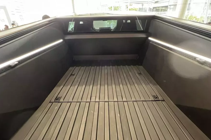 Chưa hết, Tesla Cybertruck 2024 còn được trang bị kính cường lực có khả năng ngăn vỡ tốt hơn. Hãng Tesla khẳng định kính sẽ không vỡ ngay cả khi va chạm với một quả bóng chày ở vận tốc 112 km/h.