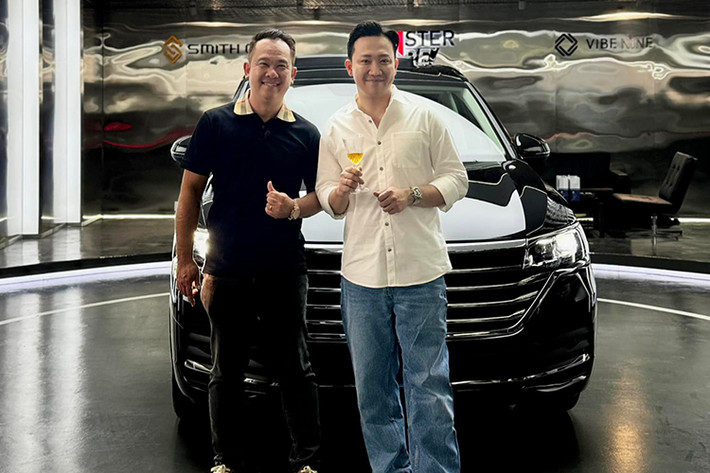 Ngoài việc Trấn Thành tậu Volkswagen Viloran, khác biệt nhất chính là anh đã nhờ một người bạn độ thêm 1 số món "ăn chơi" cho chiếc xe, để nó phù hợp hơn với công việc của mình.