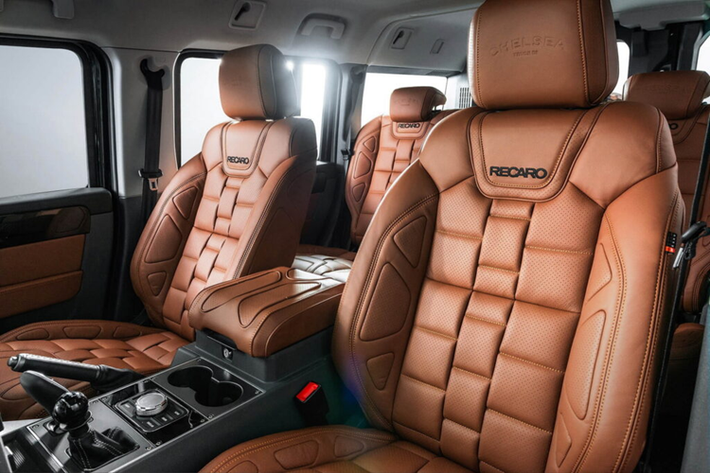 Hãng độ cũng đồng thời nâng cấp khoang nội thất của xe với bộ ghế thể thao Recaro, đồng thời toàn bộ các chi tiết đã được bọc lại bằng da màu nâu với họa tiết đục lỗ ba chiều, đem lại vẻ sang trọng hơn cho nội thất của chiếc SUV địa hình.