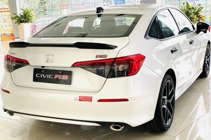 Honda Civic tại Việt Nam có những trang bị đáng chú ý như ghế bọc da, ghế lái chỉnh điện, bảng đồng hồ kỹ thuật số 10,2 inch, màn hình cảm ứng trung tâm 9 inch, sạc không dây, hệ thống âm thanh 12 loa Bose và các tính năng an toàn chủ động ADAS nằm trong gói Honda Sensing.