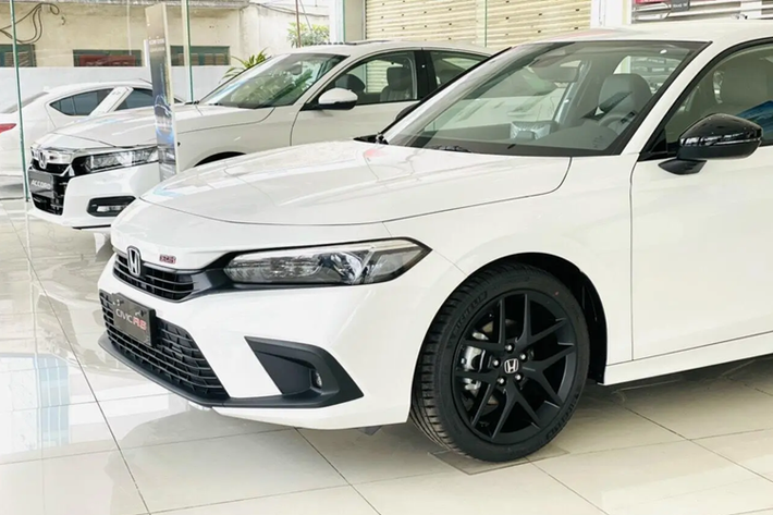 Trong phân khúc sedan hạng C, Honda Civic không có lợi thế cạnh tranh về mặt giá bán.