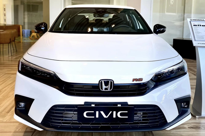 Theo công bố của các đại lý này, Honda Civic bản E tiêu chuẩn có giá lăn bánh chỉ còn 780 triệu đồng. Trong khi đó, bản RS cao cấp nhất có giá lăn bánh đúng bằng giá niêm yết, tức là 870 triệu đồng. Tất nhiên, những chiếc xe này sẽ có số lượng và màu sắc giới hạn.