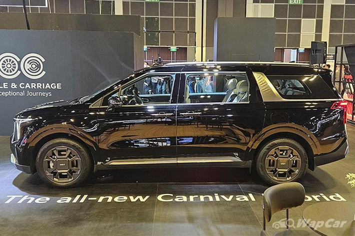“Ngoại hình” của Kia Carnival Hybrid 2024 là sự kết hợp của nhiều nét thiết kế khác nhau với các chi tiết gợi nhớ đến một số mẫu xe mà hãng mới ra mắt như EV9 hay Seltos 2023. Điều này được thể hiện rõ ràng ở cụm đèn pha mới đặt dọc, kết hợp dải đèn LED ban ngày hình chữ T cách điệu.