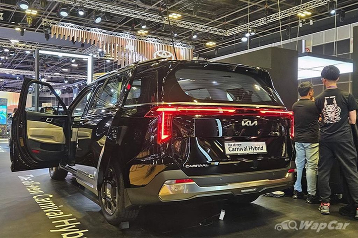 So với Kia Carnival tại Việt Nam, thế hệ mới đã có chức năng hỗ trợ chuyển làn. Thêm vào đó là hệ thống hỗ trợ tránh va chạm sớm, hỗ trợ giới hạn tốc độ thông minh, cảnh báo khoảng cách an toàn phía trước/sau/bên sườn khi đỗ xe, rung vô lăng để cảnh báo và 8 túi khí.