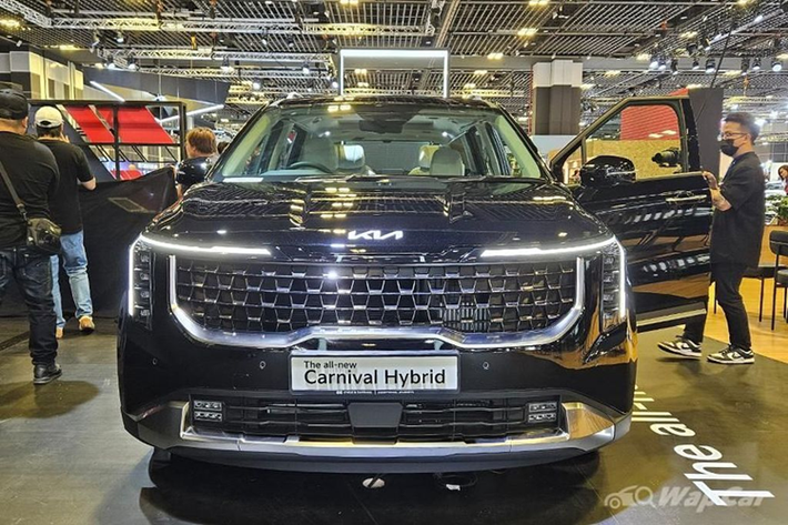Carnival Hybrid 2024 tại Hàn Quốc được phân phối với 4 bản trang bị,. Mức giá xe Kia Carnival Hybrid 2024 dao động từ 34,7 - 96,5 triệu won (tương đương khoảng 645 triệu - 1,8 tỷ đồng) và 2 tùy chọn nội thất, gồm bản 7 chỗ và 9 chỗ.