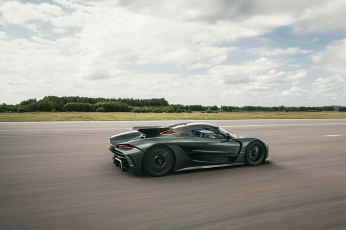 Hãng ôtô Thụy Điển cho biết siêu xe Koenigsegg Jesko Absolut cũng đã phá kỷ lục 0-250-0 mph, đạt được kỳ tích chỉ trong 28,27 giây (nhanh hơn 1,33 giây so với kỷ lục của Regera). Mẫu xe cũng lập kỷ lục cho chiếc xe thương mại nhanh nhất với tốc độ 400 km/h và 250 mph, lần lượt là 18,82 giây và 19,2 giây.
