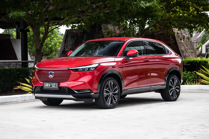 Lượng xăng tiêu thụ trung bình của Honda HR-V e:HEV là 25,6 km/lít (khoảng 3,9 lít/100 km). Hệ truyền động e:HEV kể trên có 3 chế độ chính, bao gồm EV, Hybrid Drive và Engine Drive. Bên cạnh đó, xe còn có 3 chế độ lái là Econ, Normal và Sport.