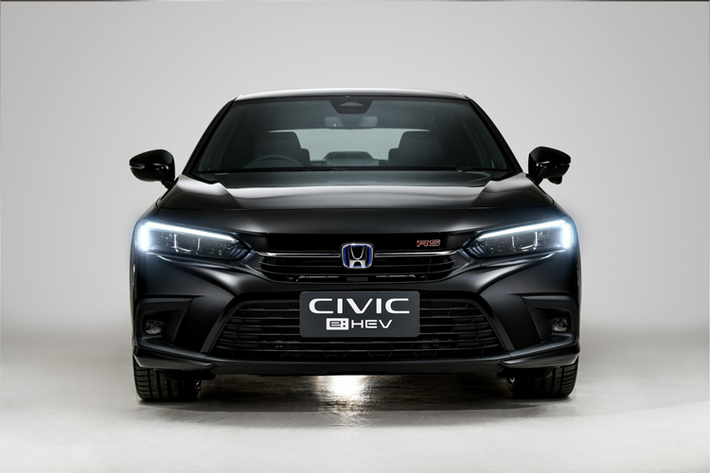 Tiếp theo là Honda Civic e:HEV với hệ truyền động hybrid bao gồm máy xăng Atkinson Cycle 4 xi-lanh, phun nhiên liệu trực tiếp, dung tích 2.0L và 2 mô-tơ điện nằm trên cầu trước. Ngoài ra, xe còn có hộp số tự động E-CVT và cụm pin lithium-ion nằm bên dưới ghế sau.
