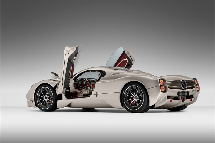 Pagani cho biết xe được trang bị bộ ly hợp ba đĩa mới nhất để truyền mô-men xoắn tốt hơn với bộ vi sai được quản lý điện tử đảm bảo khả năng phản hồi của động cơ tốt hơn, từ đây đem đến trải nghiệm thú vị hơn cho người dùng.