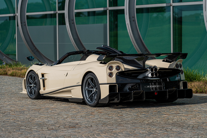 Với số lượng giới hạn 99 chiếc, đây là một chiếc Hypercar với những đường nét uốn lượn vượt thời gian, lấy cảm hứng từ những năm 1950 và 1960 hòa quyện với cá tính Pagani khác biệt không thể nhầm lẫn. Huayra R là một chiếc xe đua được phát triển không có ràng buộc về quy tắc và chỉ được đảm bảo về an toàn.