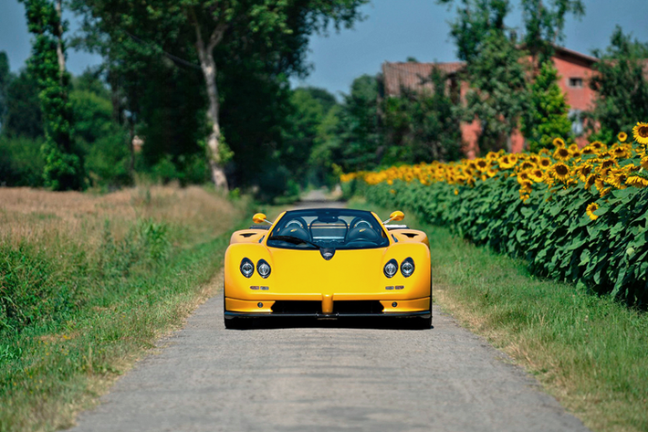 Pagani Imola Roadster đặc biệt là mẫu xe chỉ được sản xuất với số lượng 8 chiếc và đây là một chiếc xe mui trần với sự tinh tế đặc biệt, được thiết kế để mang lại hiệu suất ấn tượng cả trên đường đua và đường trường.