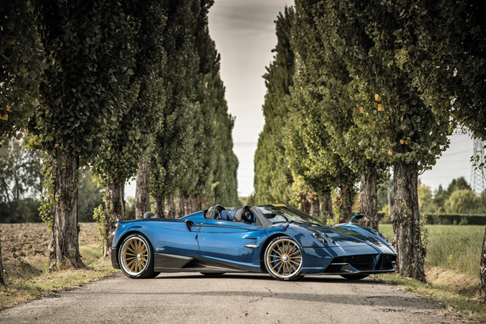 Imola Roadster là kết quả của các nghiên cứu khí động học phức tạp, giúp tối ưu hóa luồng không khí và hình dạng thân xe để tăng lực xuống trong mọi điều kiện lái xe. Động cơ Pagani V12 đã được cải tiến hơn nữa mang lại công suất 850 mã lực tại 5.600 vòng/phút và mô-men xoắn 1.100 Nm trong khoảng 3.600 đến 5.600 vòng/phút.
